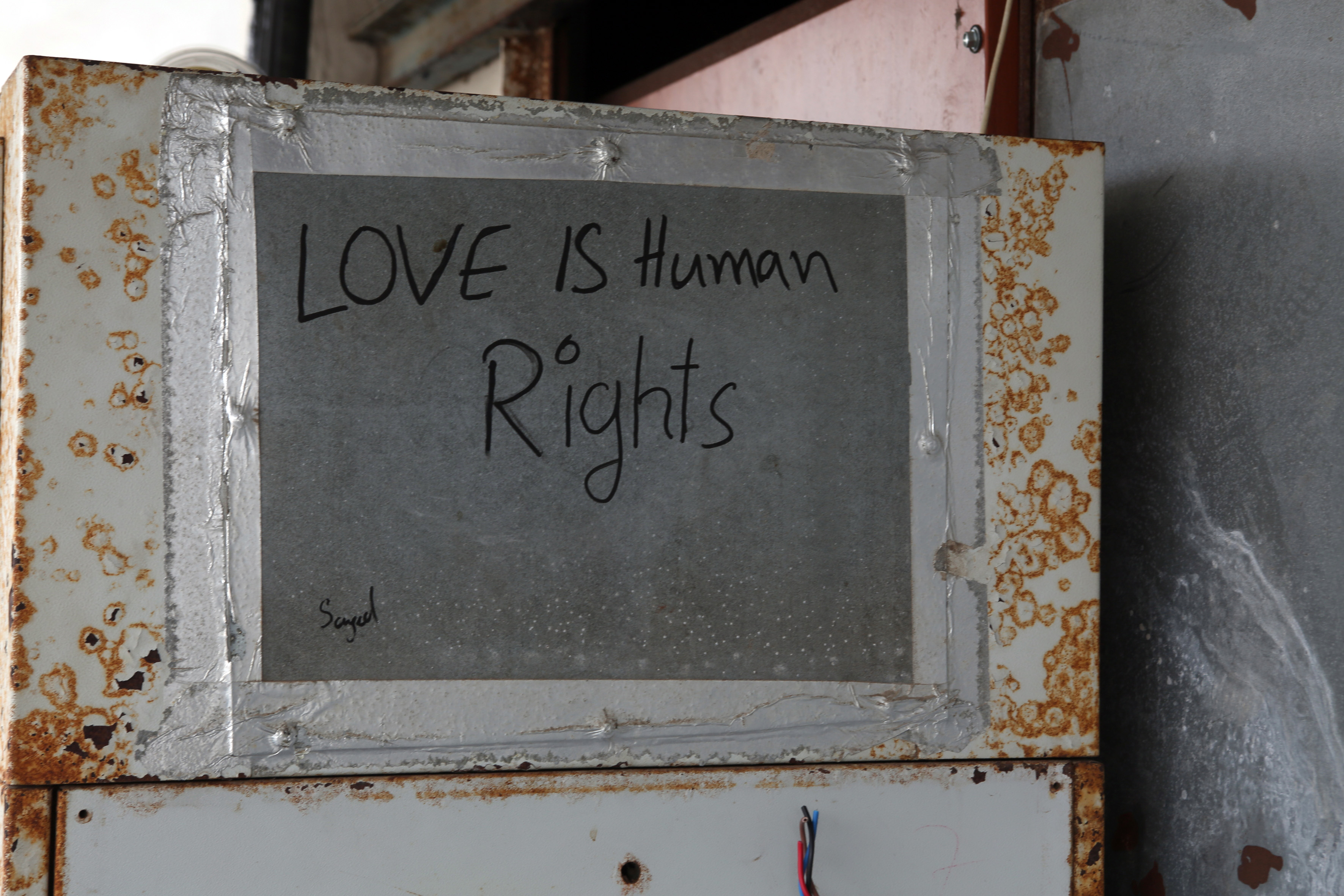 Νεαρή πρόσφυγας παραδίδει στην αστυνομία τσάντα με 14.000 ευρώ