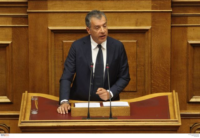 Θεοδωράκης: Ψάχνουν δάσος στο Ελληνικό και η πετρελαιοκηλίδα έφτασε τη Γλυφάδα