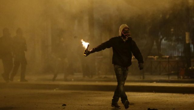 Επίθεση με μολότοφ κατά των ΜΑΤ στη Χαριλάου Τρικούπη