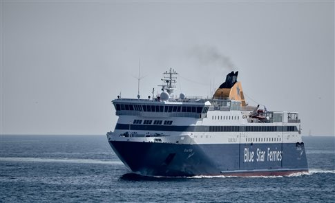 Αποκολλήθηκε το Blue Star Patmos που προσάραξε στο λιμάνι της Ίου