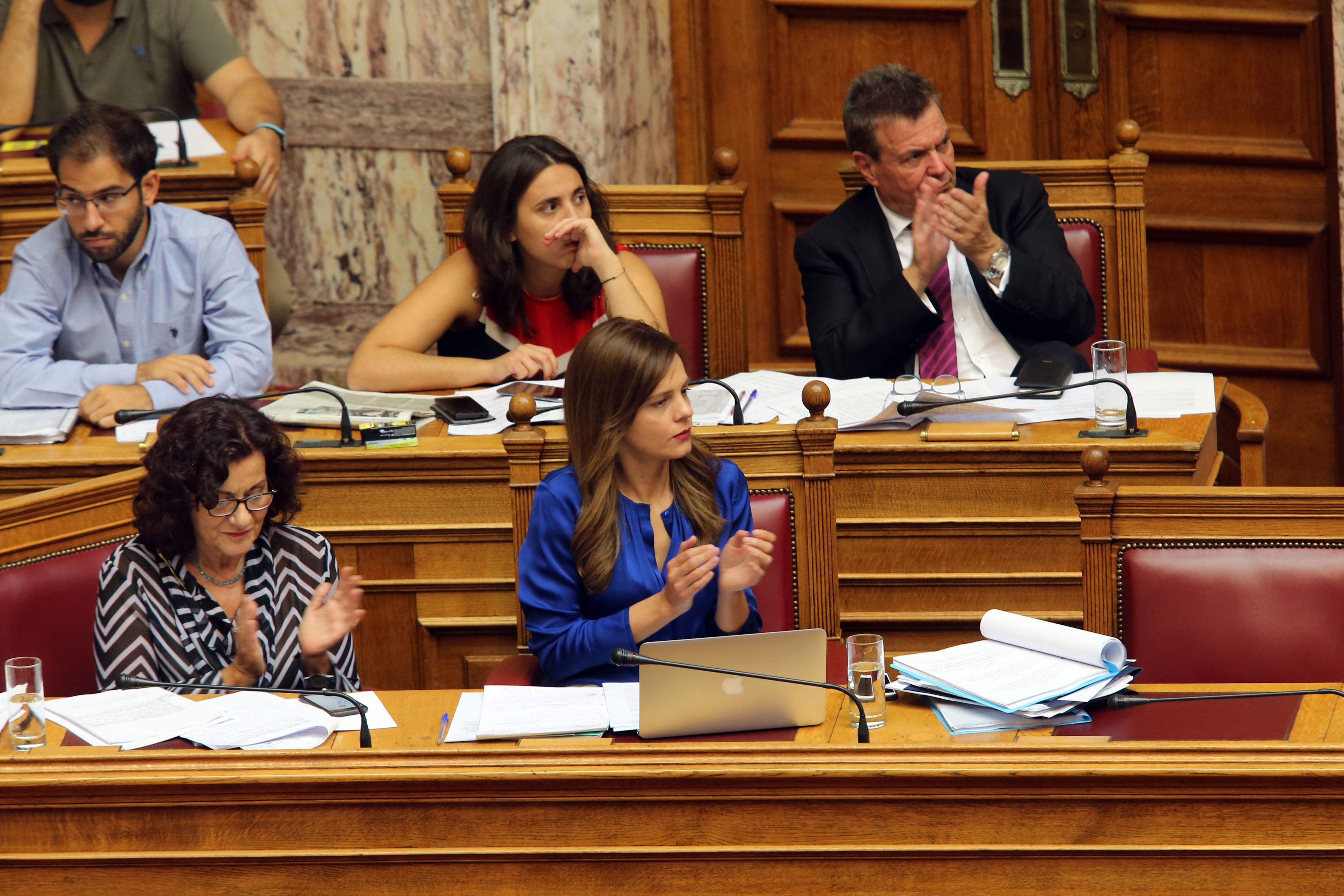 Η απόσυρση του άρθρου για την «βλαπτική μεταβολή» προκάλεσε αντιδράσεις