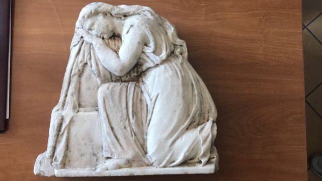 Ιωάννινα: Ανάγλυφη μαρμάρινη πλάκα του 4ου αι. πΧ βρέθηκε σε αυτοκίνητο