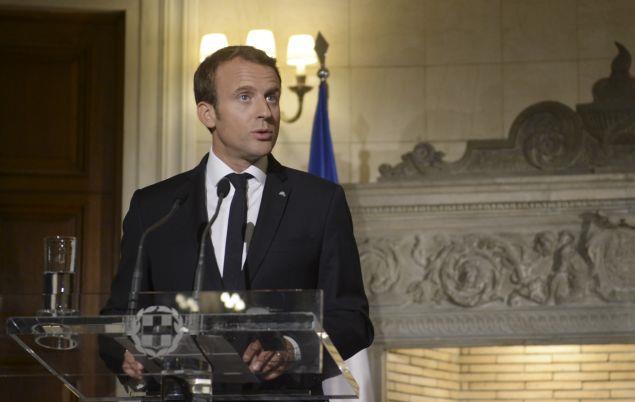 Μήνυμα από Μακρόν σε ΔΝΤ από την Αθήνα