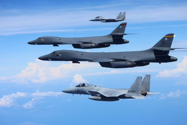 Κοινές ασκήσεις αμερικανικών και ιαπωνικών μαχητικών αεροσκαφών