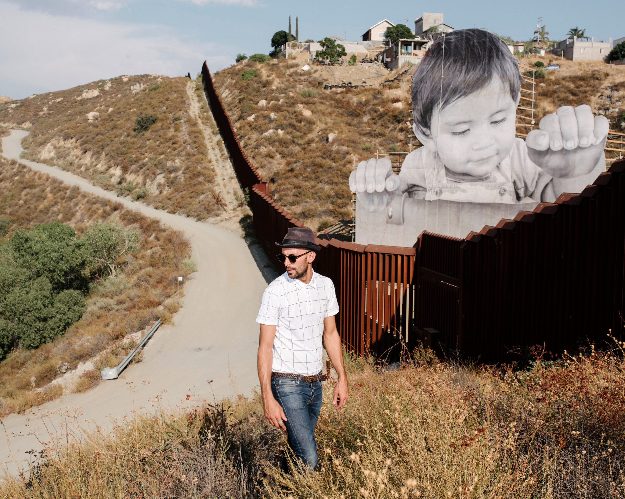 Ένα παιδάκι αιχμαλωτισμένο στα σύνορα ΗΠΑ-Μεξικού