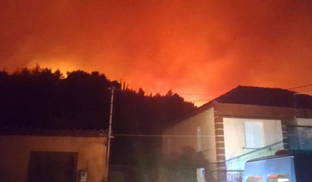 Ολονύχτια μάχη με τις φλόγες στη δυτική Αχαΐα, εκκενώθηκε η κοινότητα Άρλα