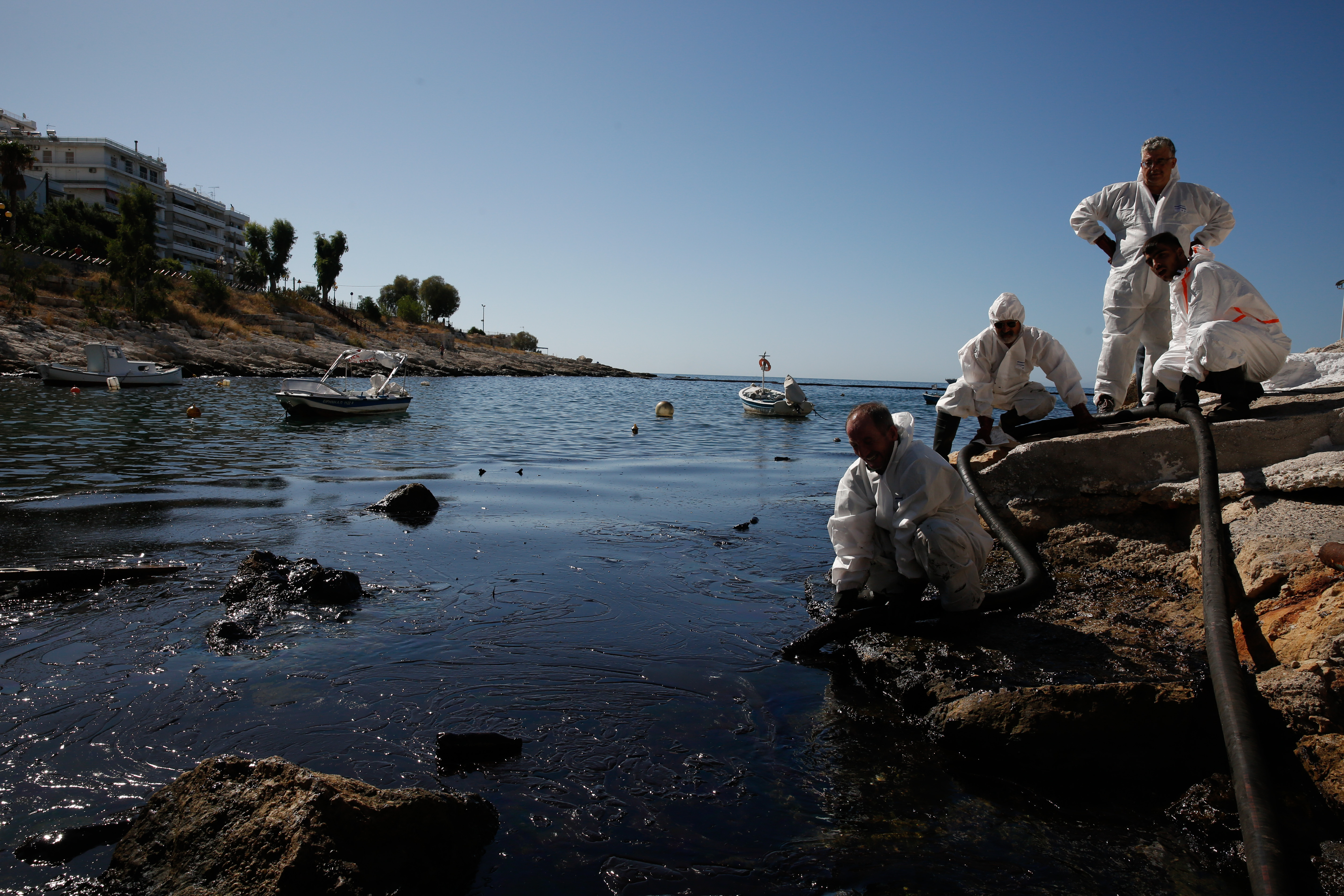 Ανάλυση: Καταστροφή ή ατύχημα ρουτίνας η πετρελαιοκηλίδα στον Σαρωνικό;