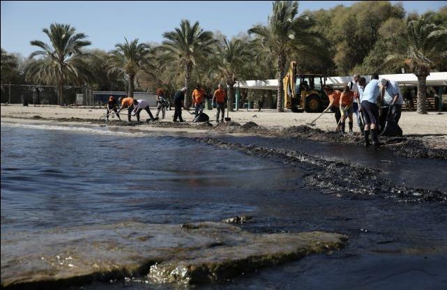Μαύρισαν οι ακτές του Σαρωνικού – Μάχη με τη ρύπανση