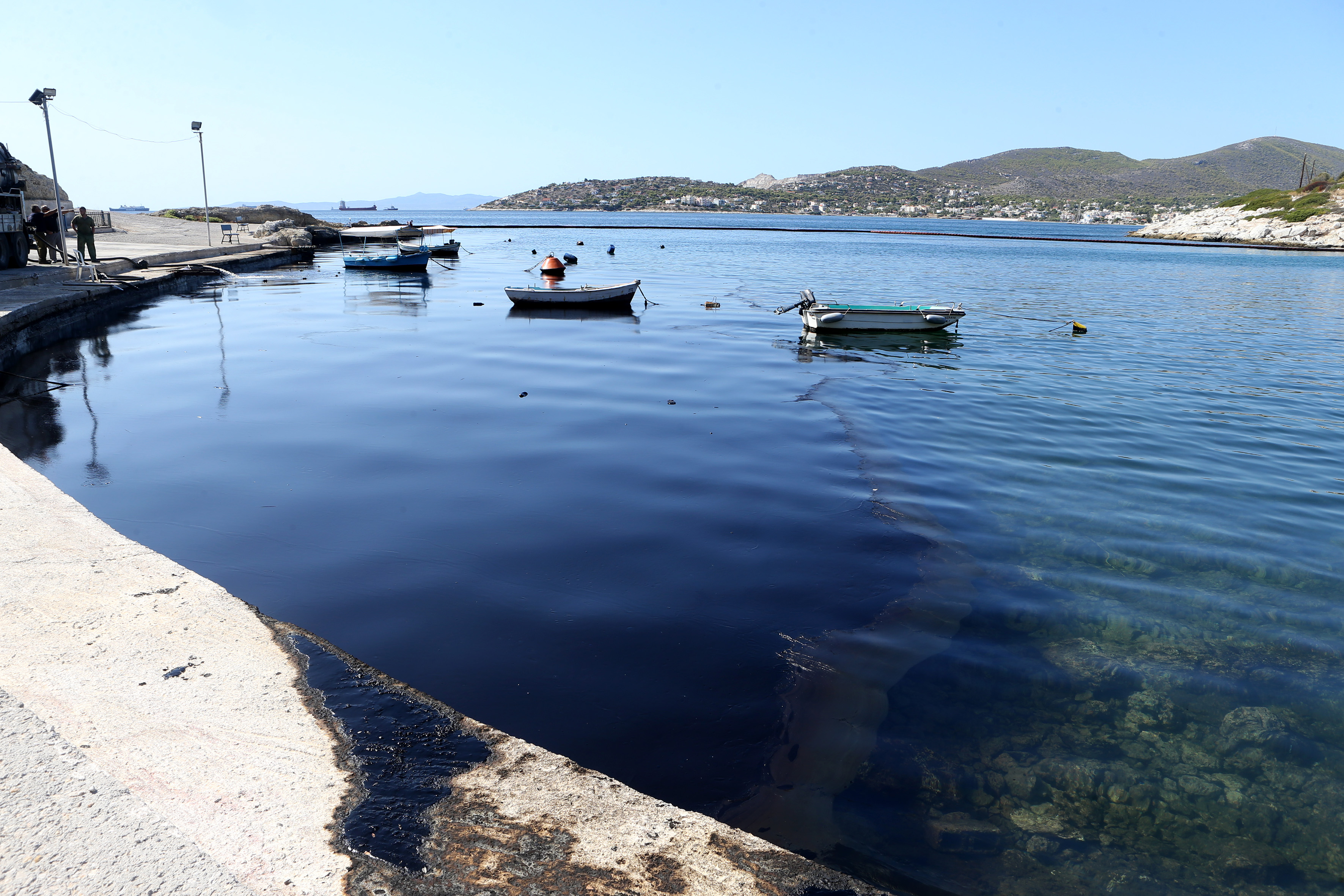 Μήνυση κατά παντός υπευθύνου από WWF για τη ρύπανση στον Σαρωνικό