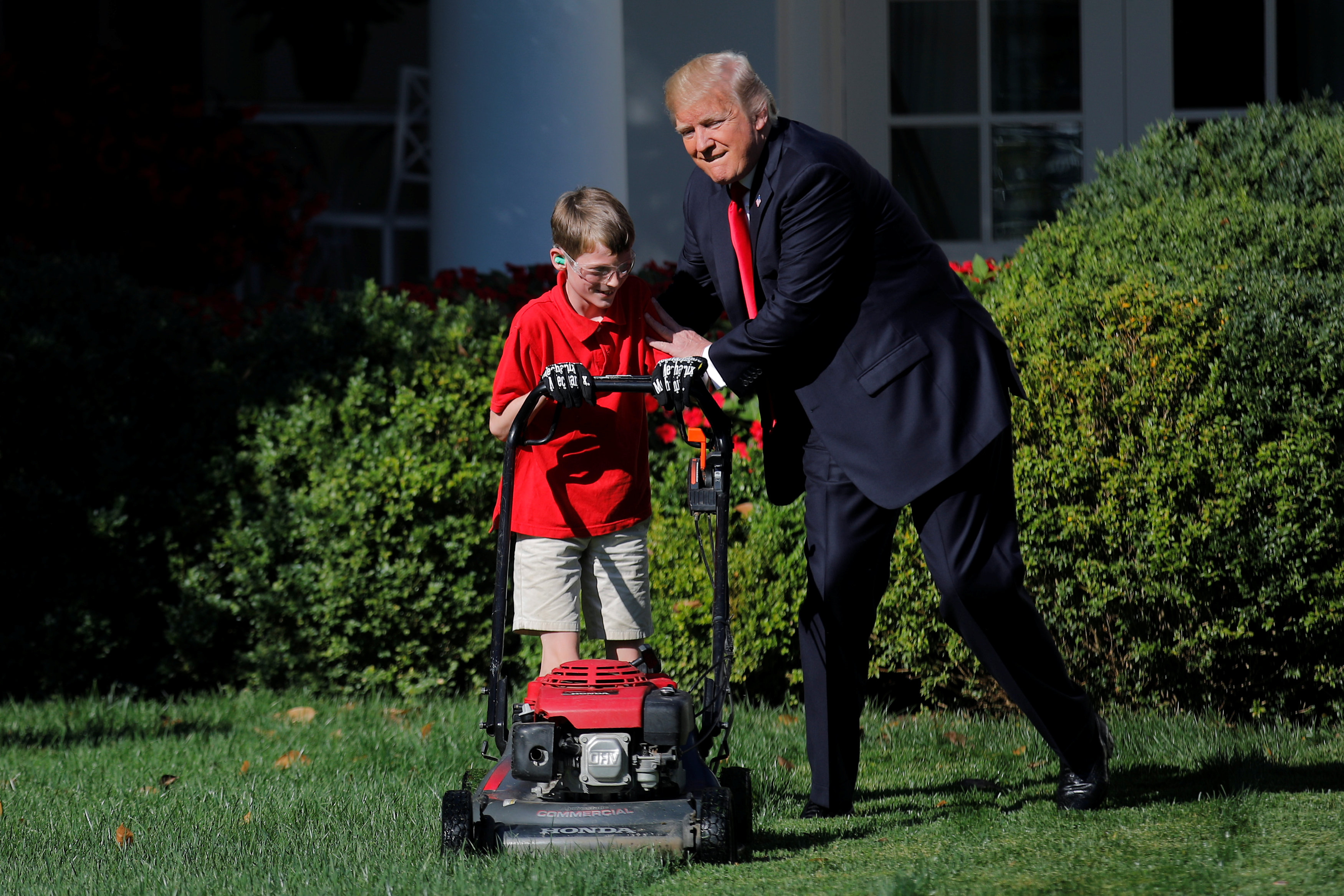 Μικρός θαυμαστής του Τραμπ είχε όνειρο να κουρέψει το γρασίδι του Λευκού Οίκου