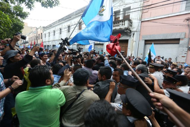 Γουατεμάλα: Αστυνομικοί έβγαλαν τους βουλευτές από το το κοινοβούλιο