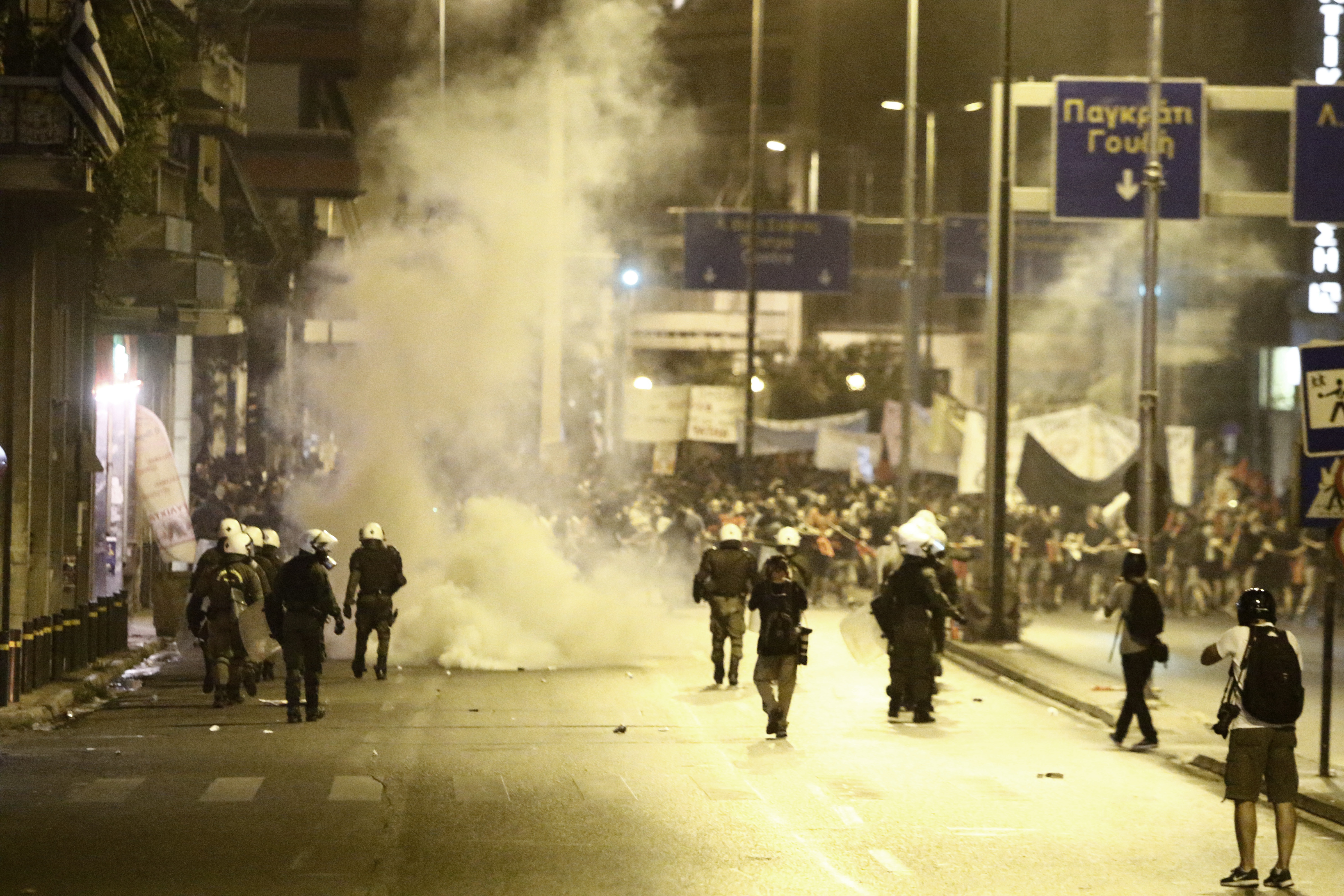 Συγκρούσεις διαδηλωτών με ΜΑΤ στην πορεία για τον Παύλο Φύσσα