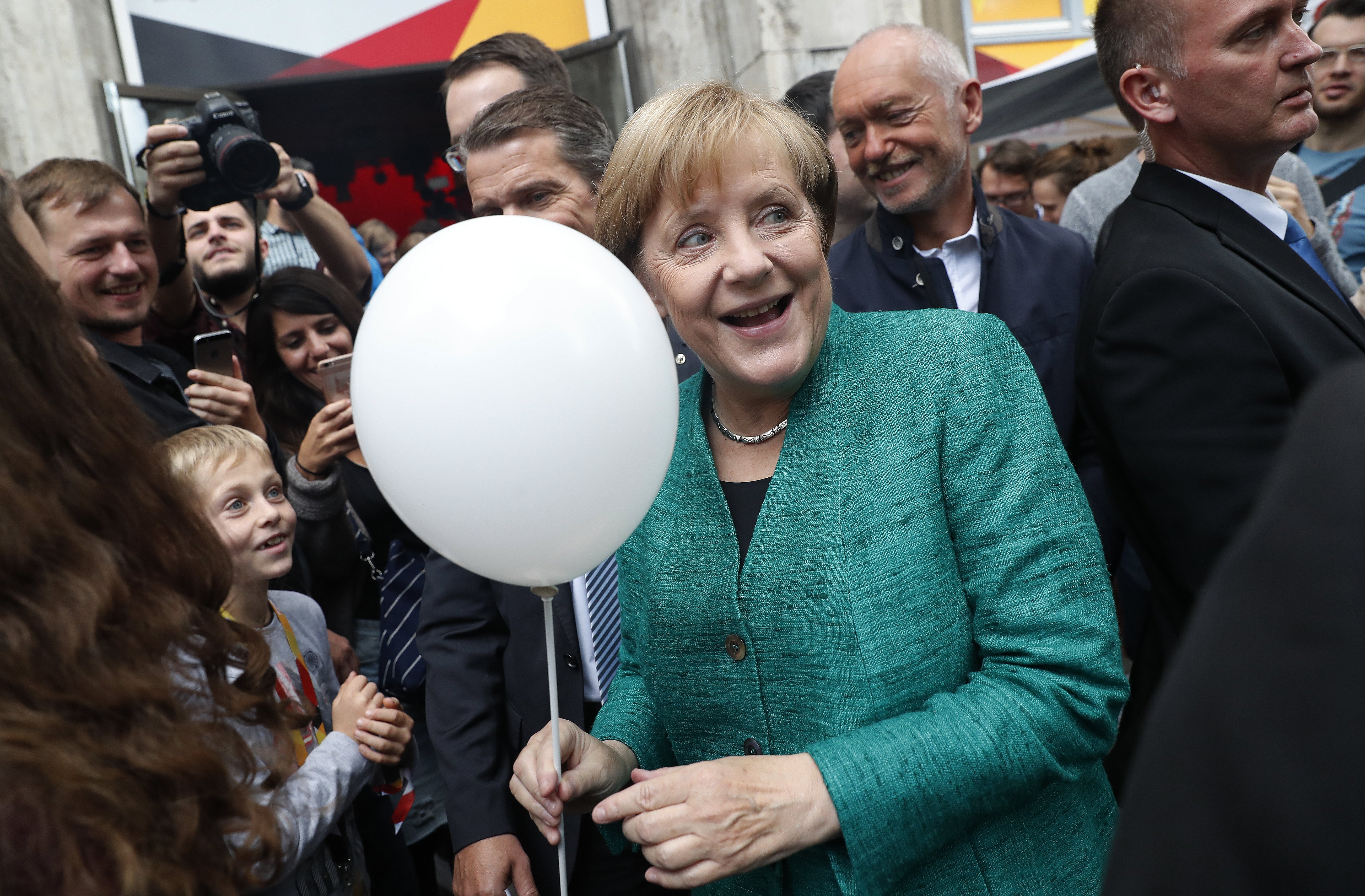 Παιδιά ρώτησαν την Μέρκελ για Τραμπ, Πούτιν και… το πρώτο της δόντι