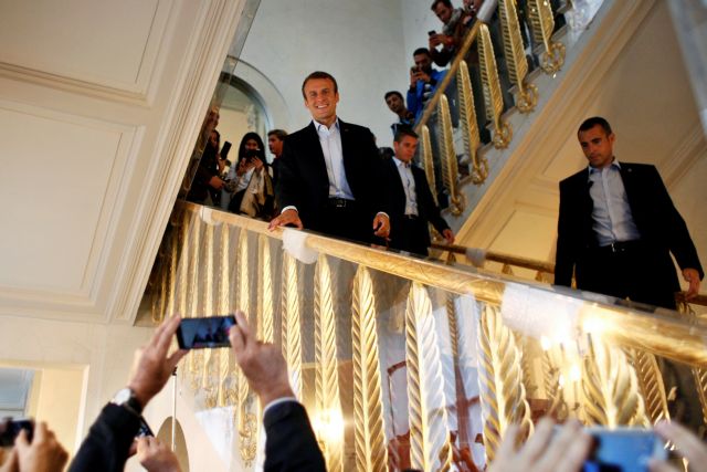 Εισβολή... χιλιάδων πολιτών στο Ελιζέ για μια σέλφι με τον πρόεδρο