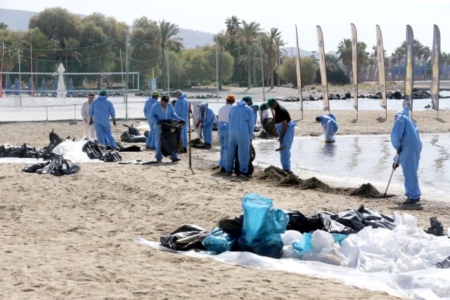 Με εντατικούς ρυθμούς οι εργασίες απορρύπανσης στο Σαρωνικό
