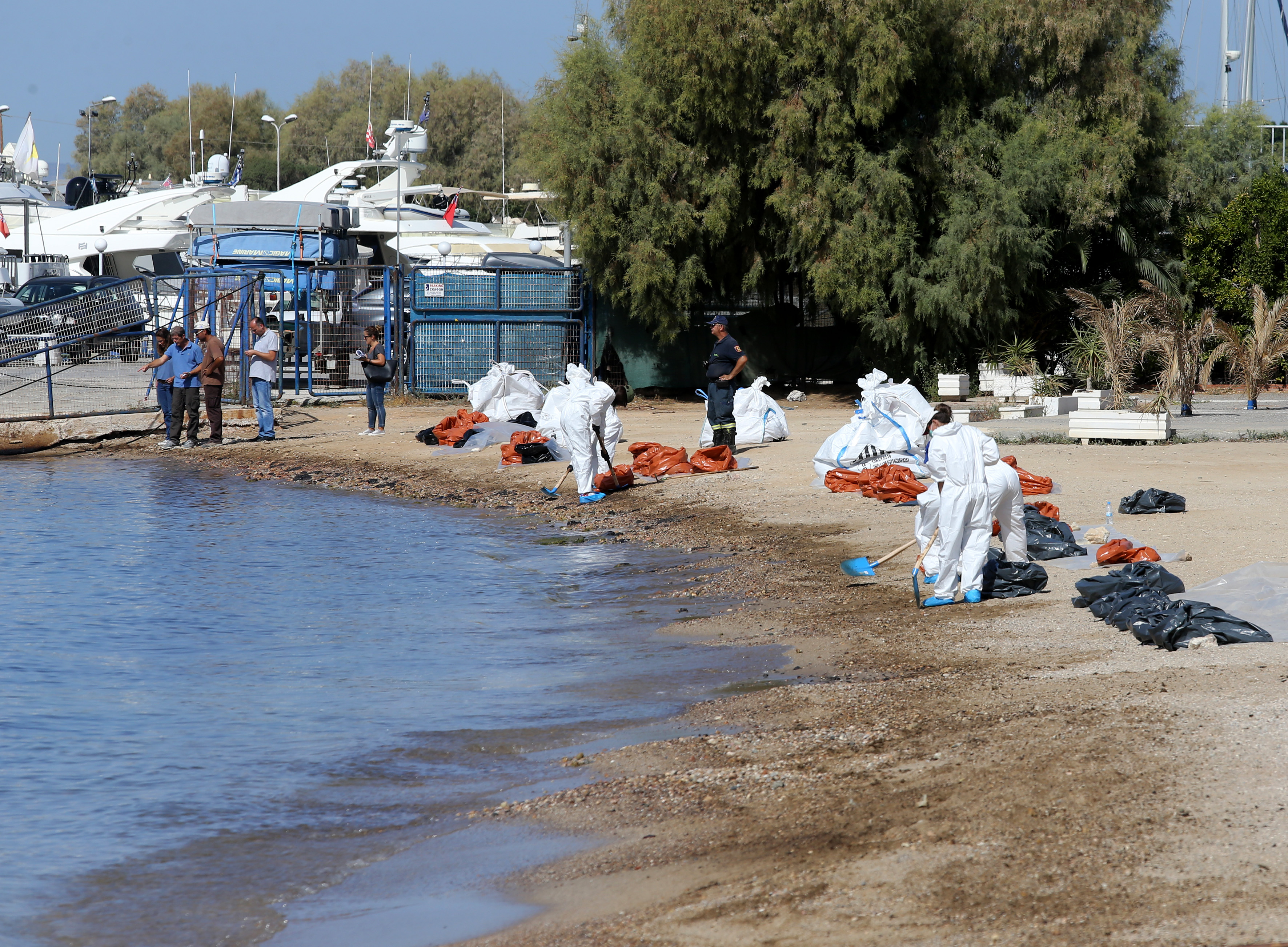 Την Παρασκευή ολοκληρώνεται η απάντληση καυσίμων από το «Αγ. Ζώνη II»