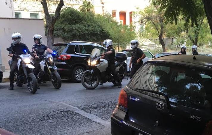 Διαμαρτυρία έξω από το σπίτι του Στ.Κοντονή από ομάδα αναρχικών [Video]