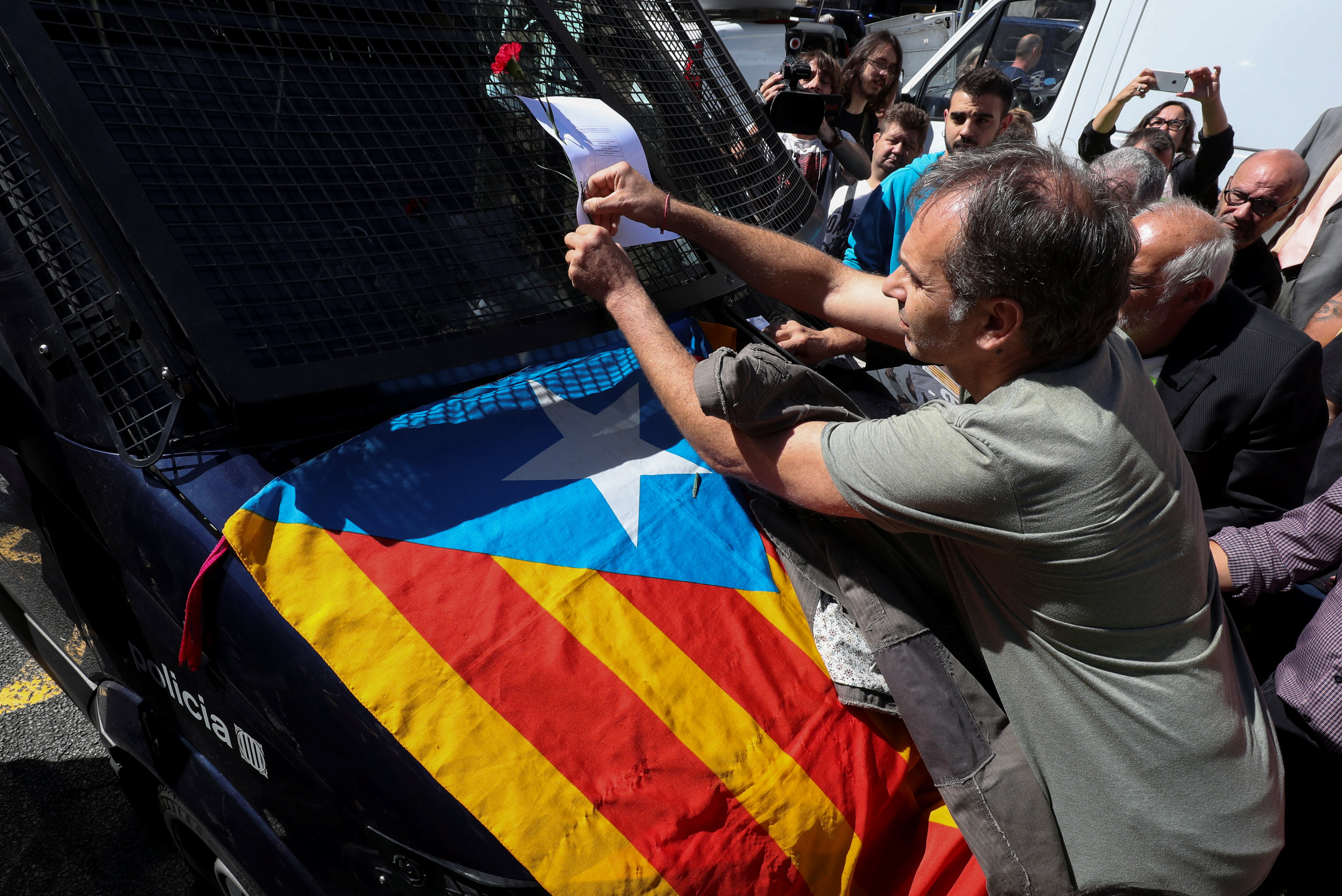 Στους δρόμους οι Καταλανοί, εξαιτίας της σύλληψης στελεχών της κυβέρνησής τους