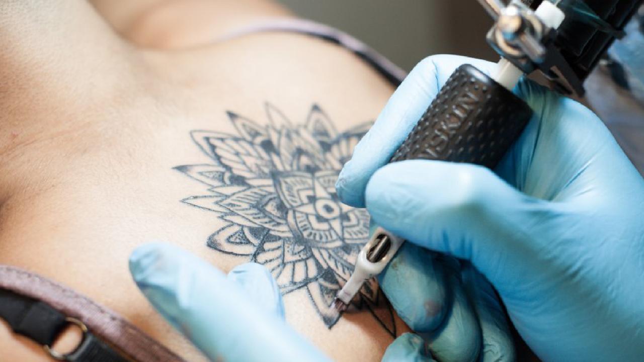 Νανοσωματίδια των τατουάζ φθάνουν ως τους λεμφαδένες