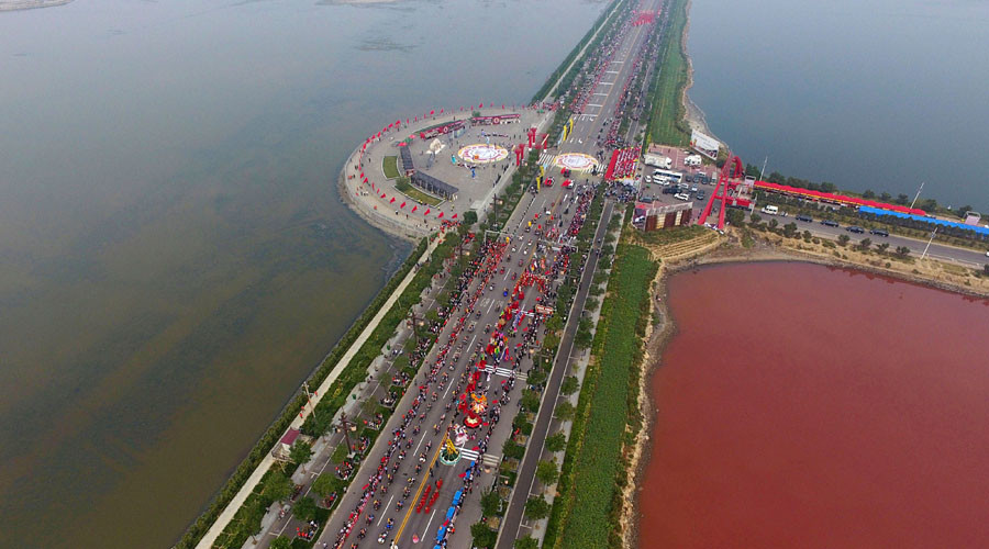 Κίνα: Πόλος έλξης η δίχρωμη «Νεκρά Θάλασσα» της Κίνας