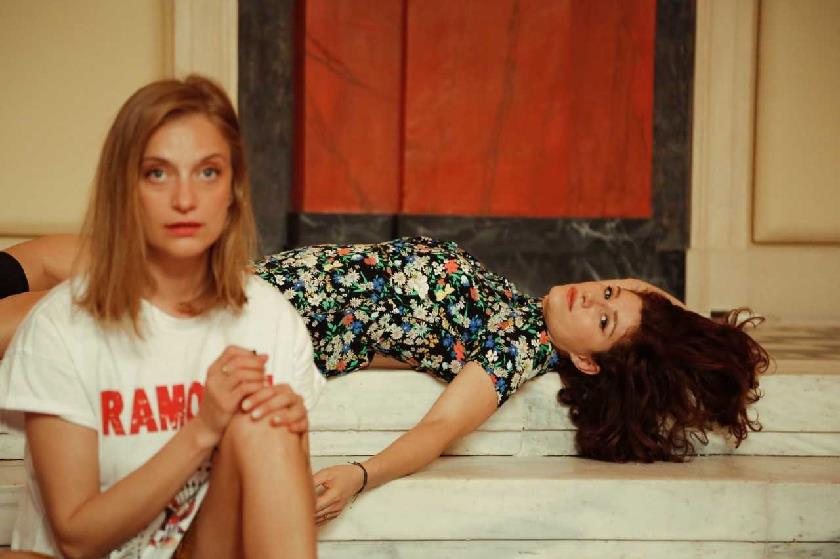 «Οι Κόρες»: Από το Φεστιβάλ Αθηνών στο Θέατρο της Οδού Κυκλάδων