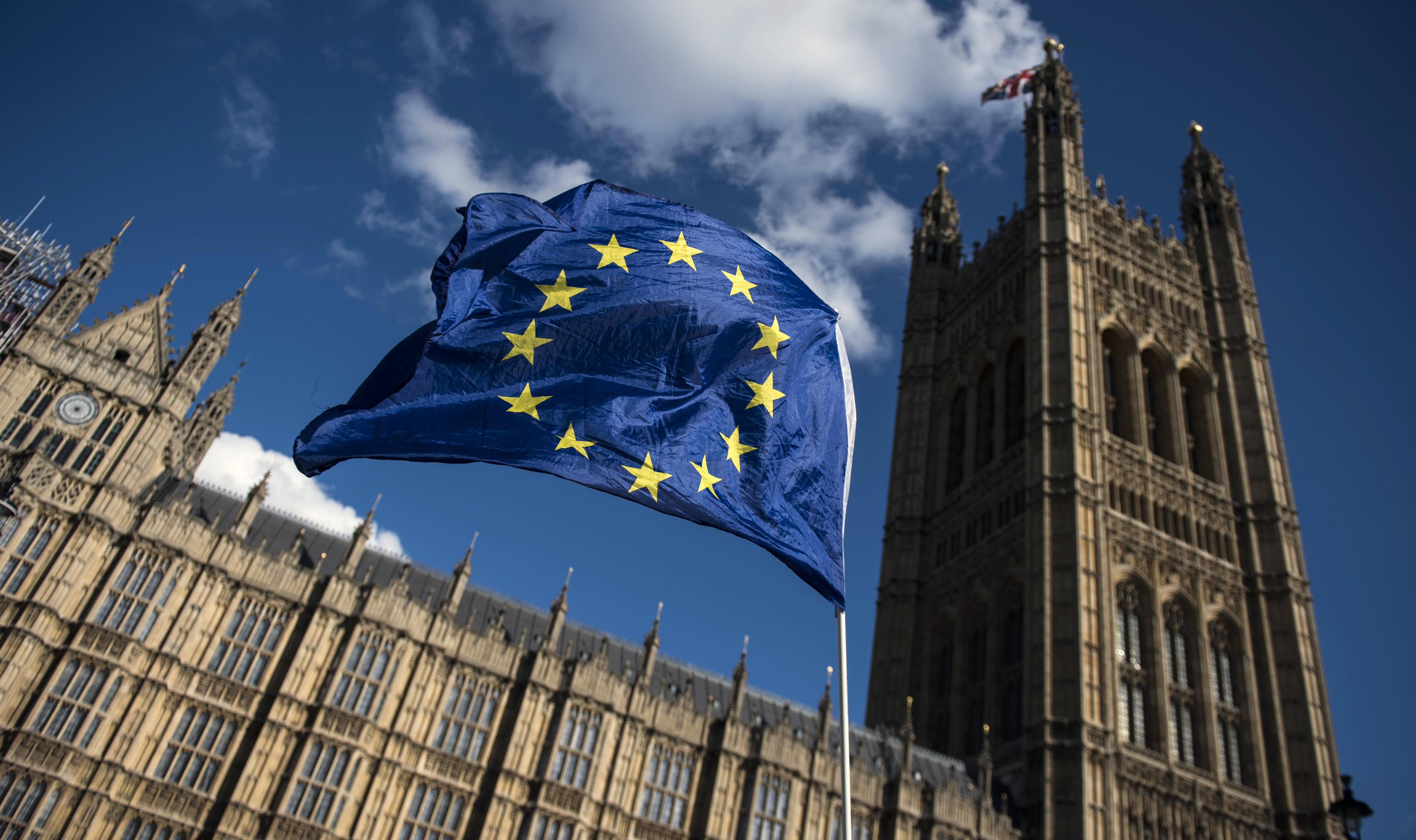 ΕΕ- Brexit: «Πρόοδο» στα δικαιώματα πολιτών βλέπει η Μέι, σε «θαύμα» ελπίζει ο Γιούνκερ