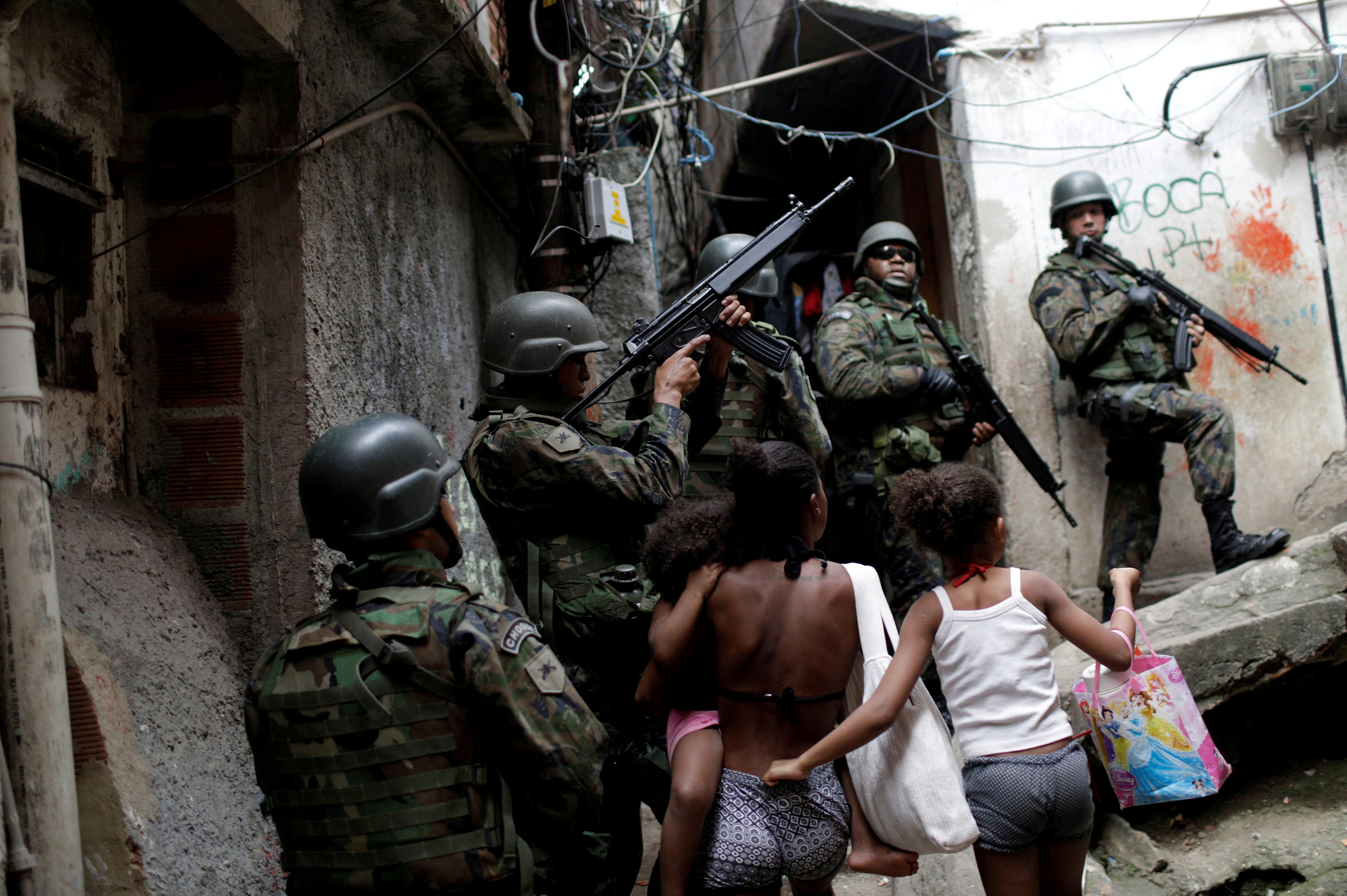 Βραζιλία: Στρατιωτική επέμβαση σε φαβέλα λόγω συγκρούσεων συμμοριών