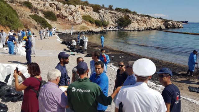 Με εντατικούς ρυθμούς η απορρύπανση, έπιασε δουλειά το δεξαμενόπλοιο Siros