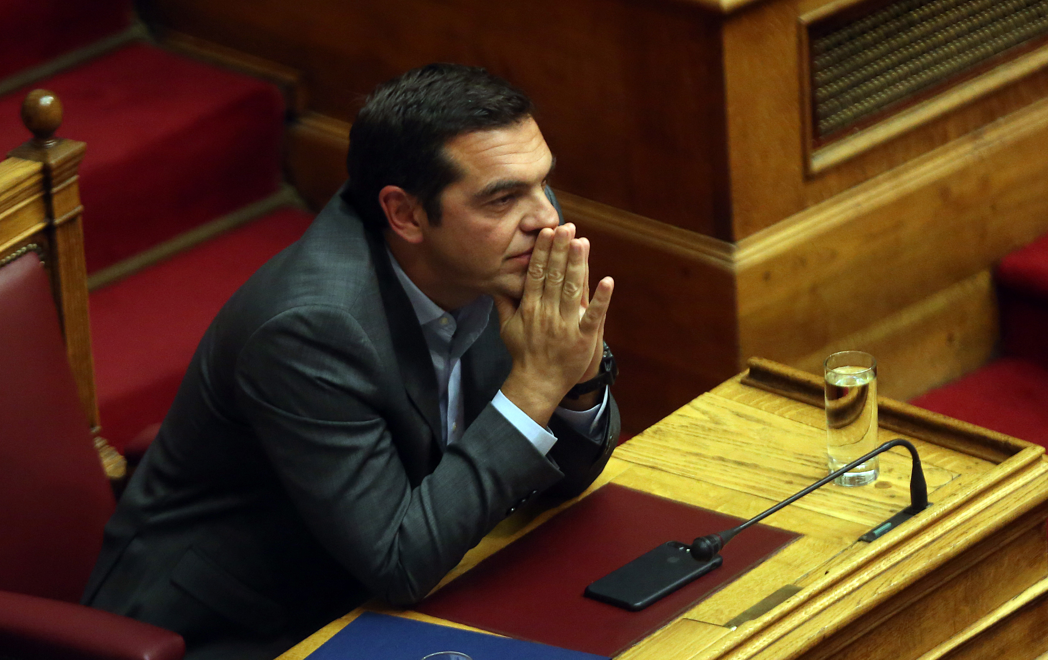 «Κόκκινος» Οκτώβρης για το Μαξίμου