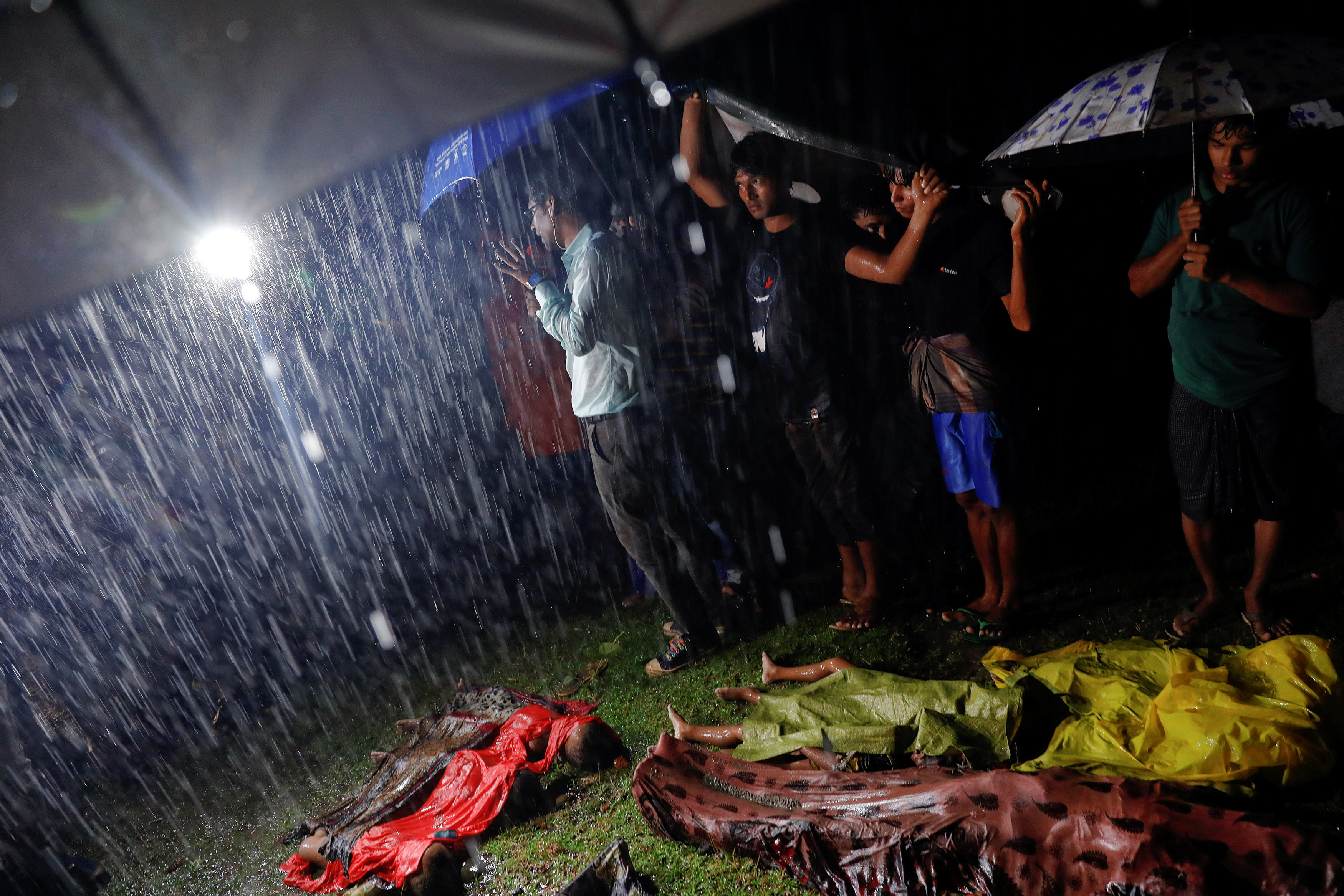 Πλοίο που μετέφερε 130 πρόσφυγες Ροχίνγκια ανατράπηκε, 14 οι νεκροί