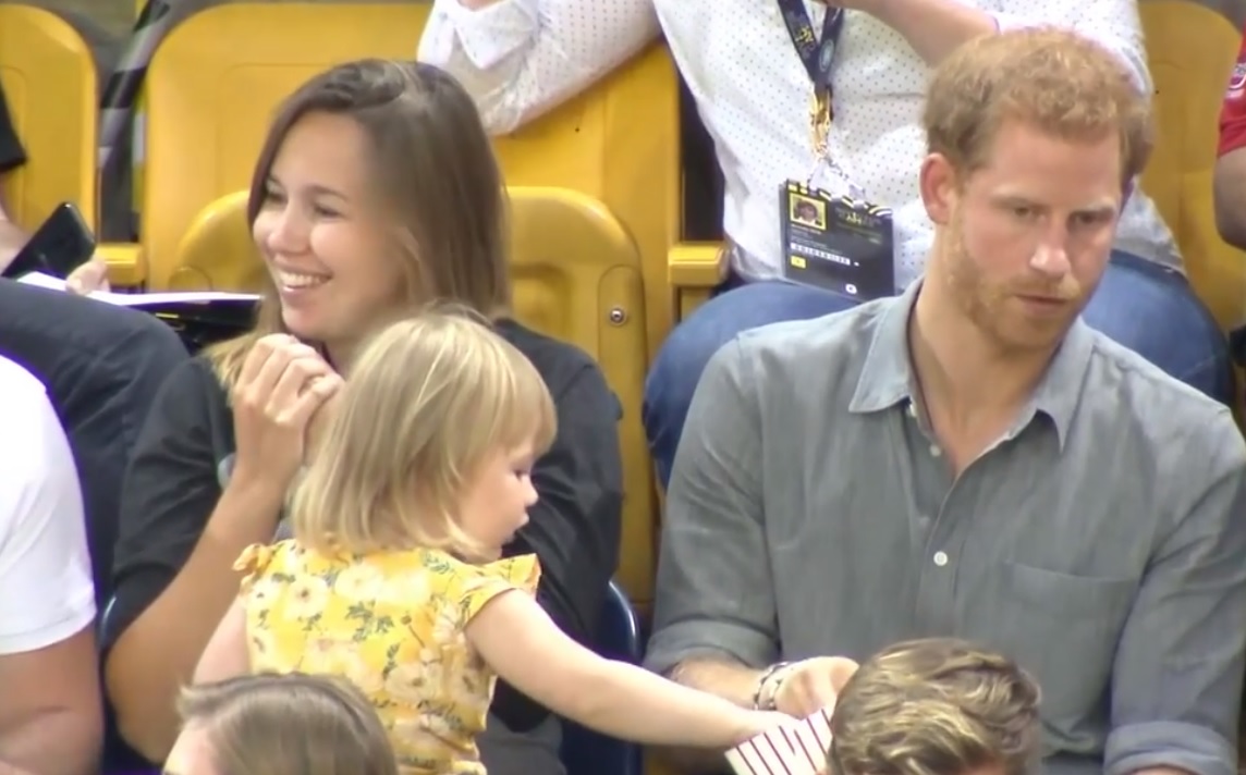 «Κλέβουν» τον πρίγκιπα Χάρι μπροστά στα μάτια του (Βίντεο)