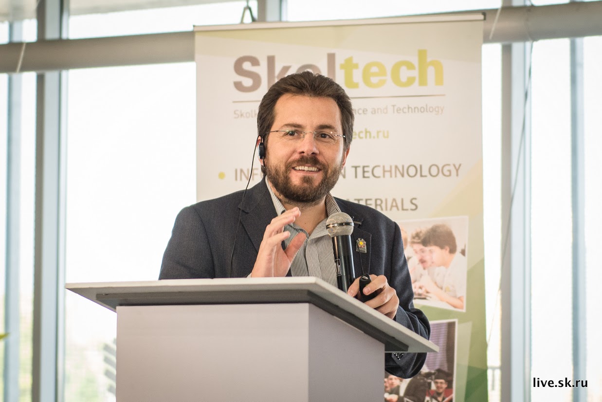 Έλληνας επιστήμονας δημιουργεί νέο είδος υπερυπολογιστή από φως και ύλη