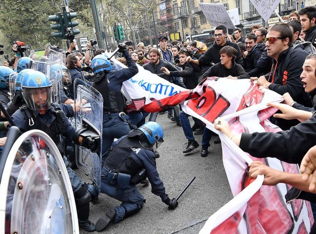 Συγκρούσεις διαδηλωτών-αστυνομίας στο Τορίνο στο περιθώριο της G7