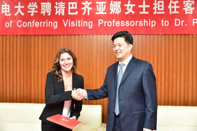 Η Μπέττυ Μπαζιάνα επισκέπτρια καθηγήτρια στο Πανεπιστήμιο του Πεκίνου