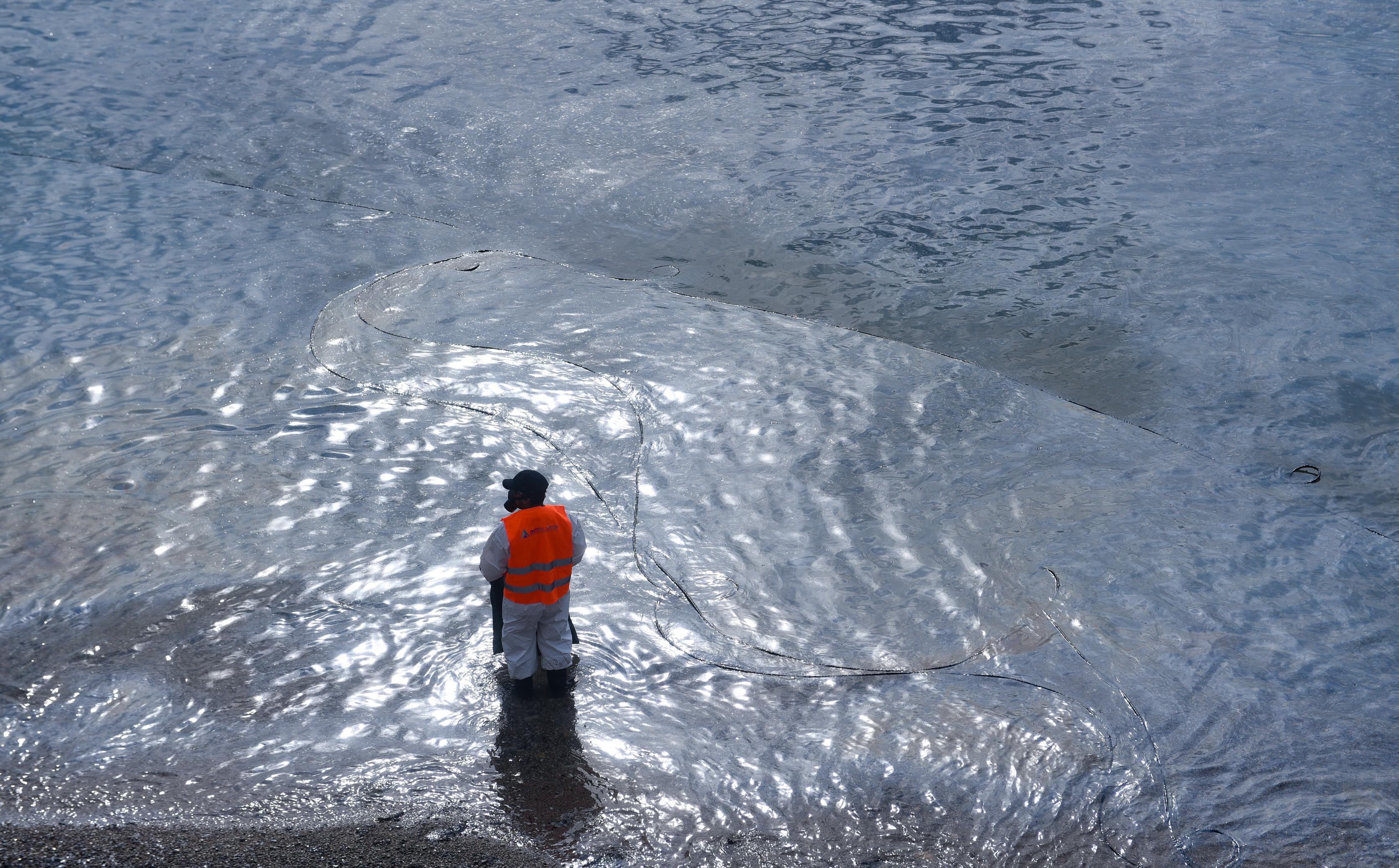 Υπουργείο Ναυτιλίας: Δεν παρατηρείται επιφανειακή ρύπανση στη Σαλαμίνα