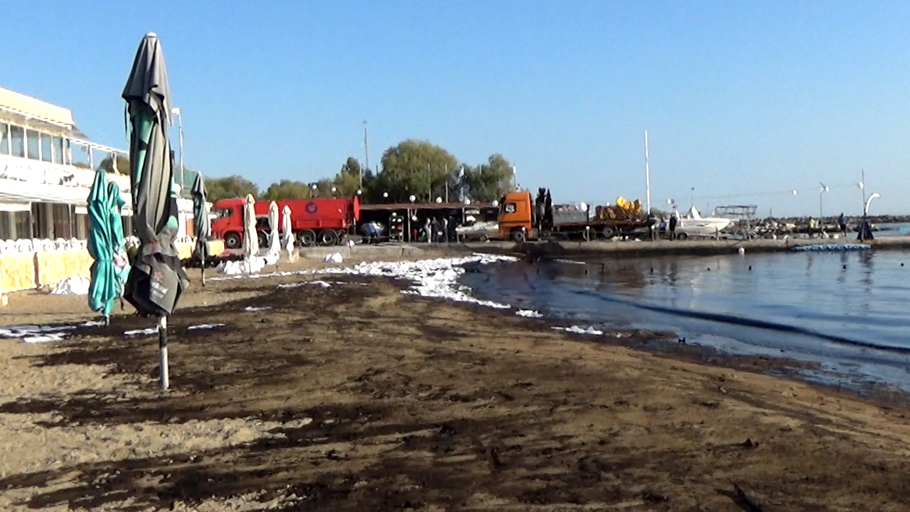 Αυτοψία του in.gr στις παραλίες που έχουν μολυνθεί από την πετρελαιοκηλίδα