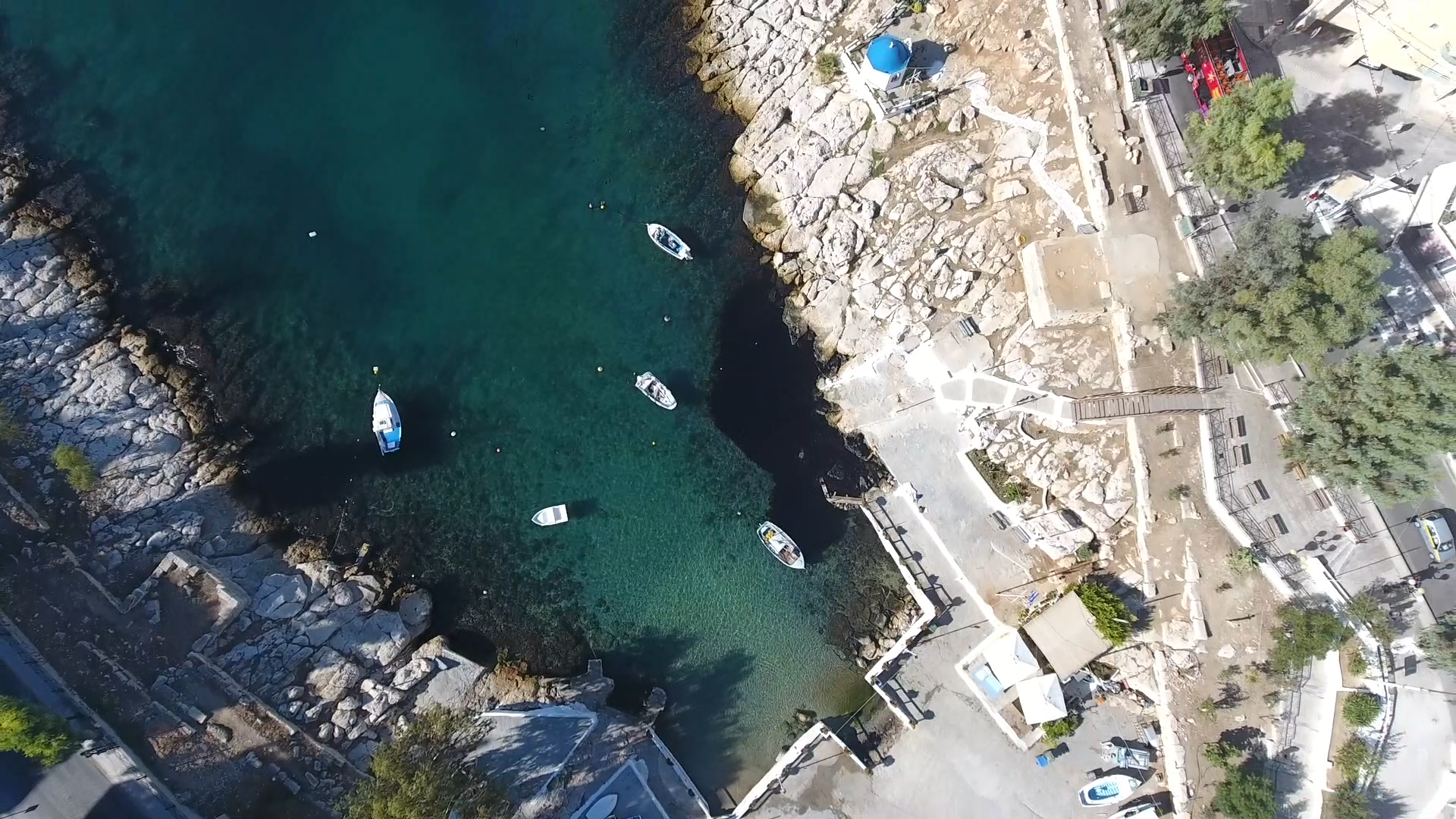 Το in.gr με drone στις παραλίες που κάλυψε η πετρελαιοκηλίδα