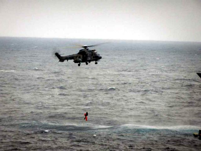Διάσωση επιβαινόντων θαλαμηγού από ελικόπτερο Super Puma