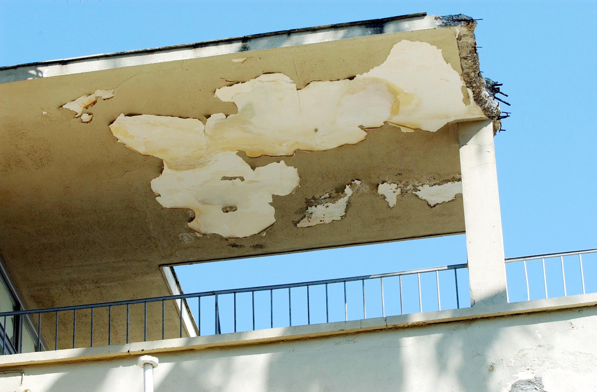 Μερική κατάρρευση κτηρίου στον Πειραιά- Έρευνες για τυχόν εγκλωβισμένους