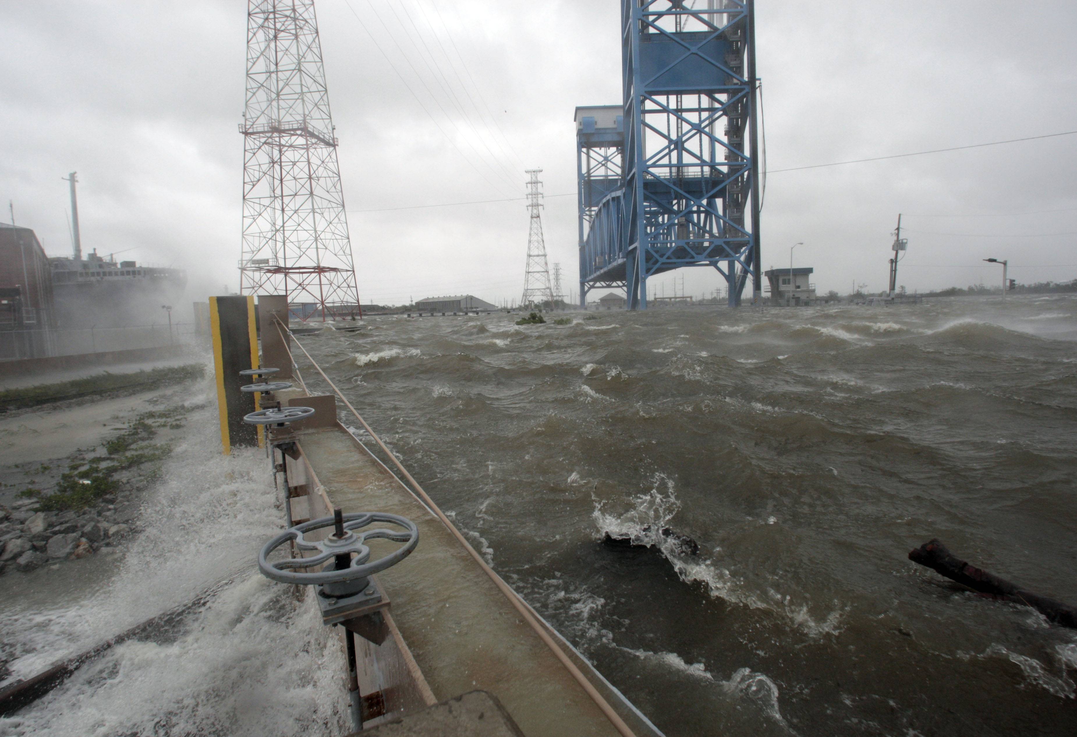 Ισχυρός τυφώνας πλησιάζει τη νότια Ιαπωνία