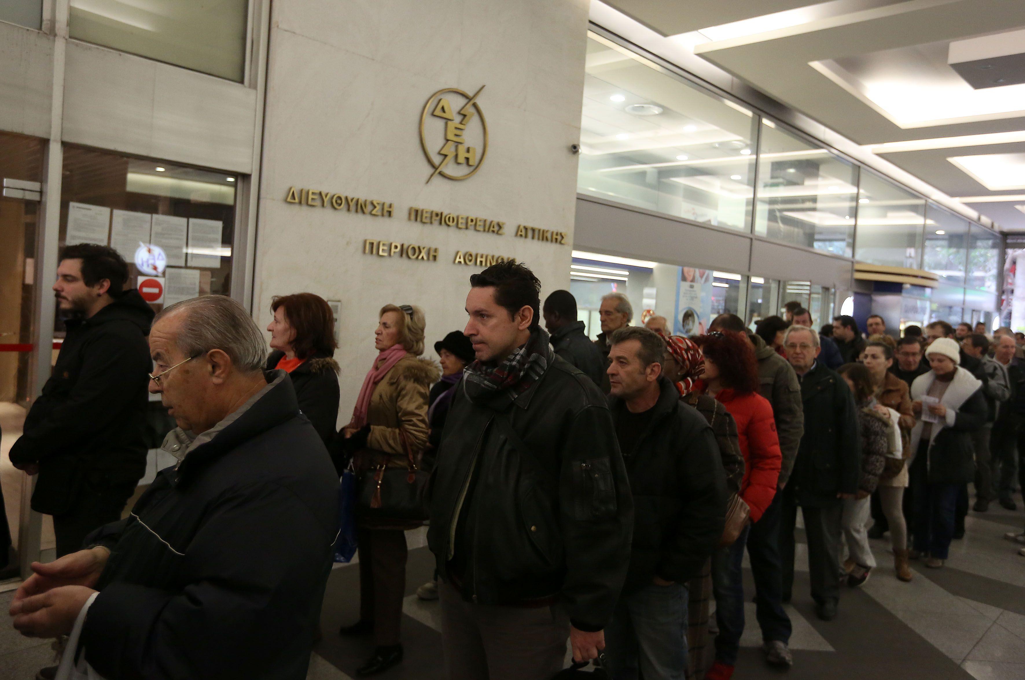 ΔΕΗ: Στην ουρά οι καταναλωτές λόγω συρρίκνωσης του δικτύου καταστημάτων