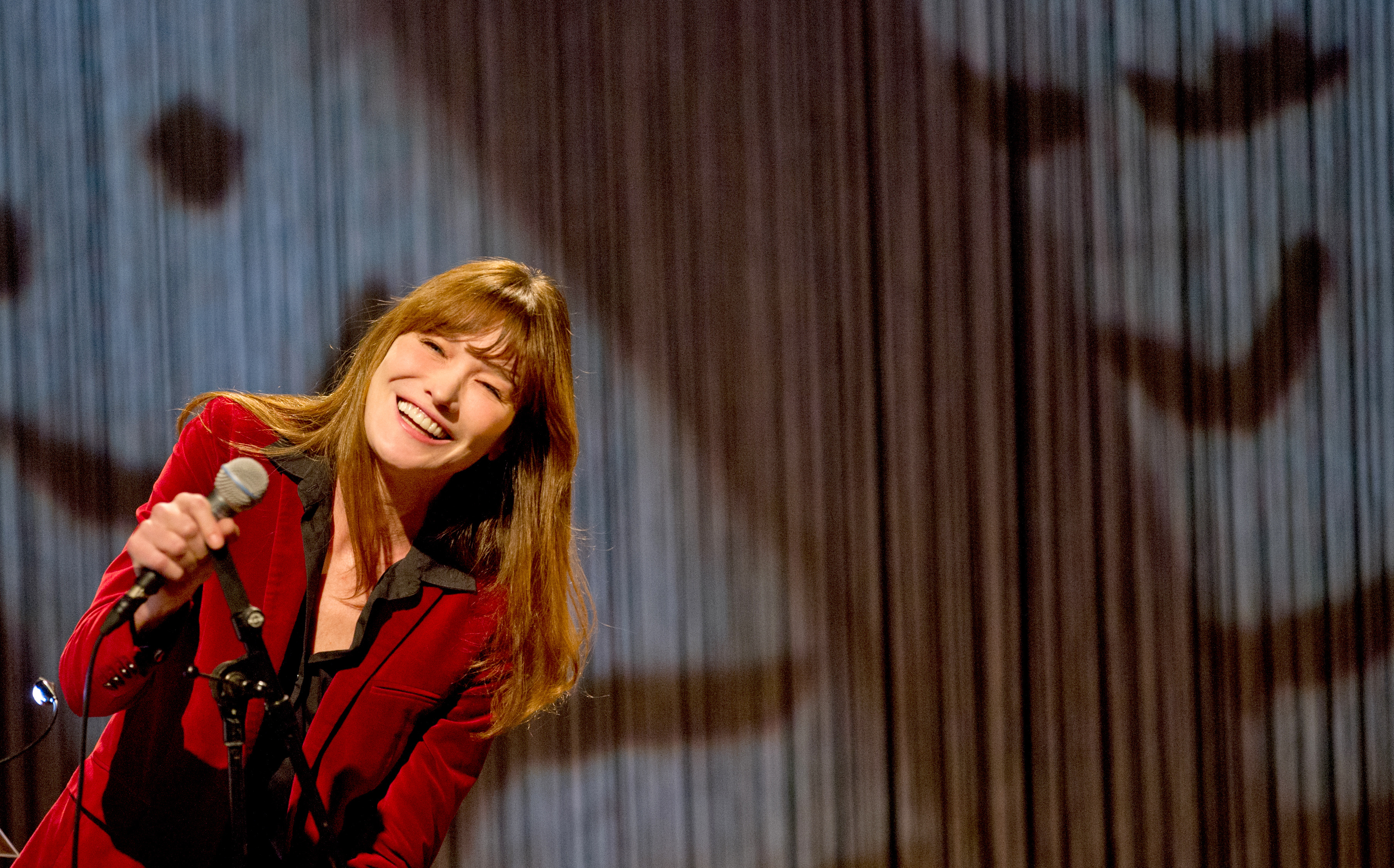 Κάρλα Μπρούνι: Αισθάνομαι πολύ κοντά στην Ελλάδα