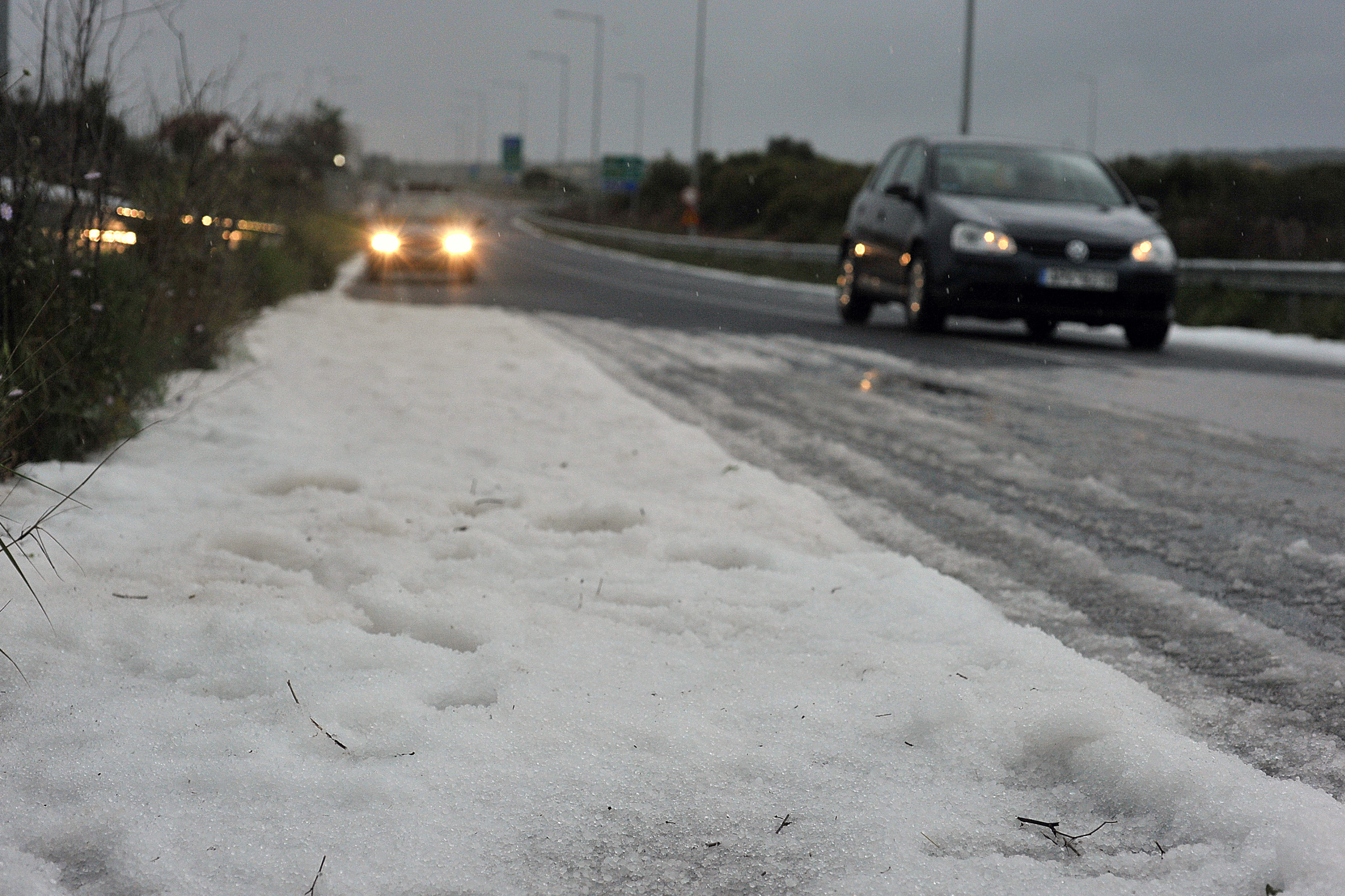 Χαλαζόπτωση στη Φθιώτιδα: Με εκχιονιστικά άνοιξε η εθνική οδός