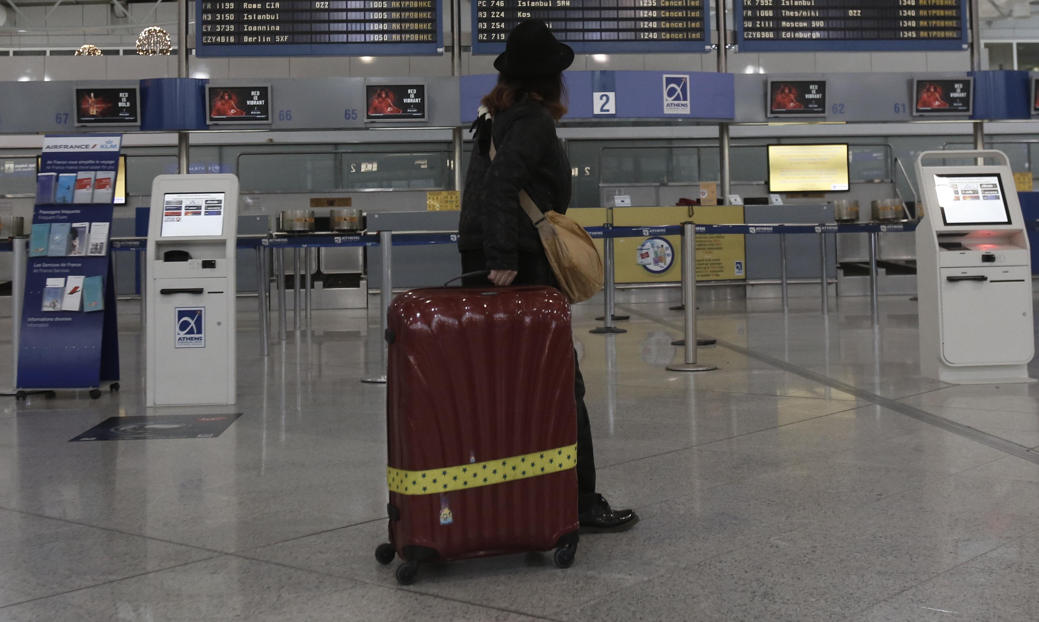 Ρουμάνοι κρύβονταν σε… βαλίτσες και έκλεβαν τις αποσκευές άλλων επιβατών