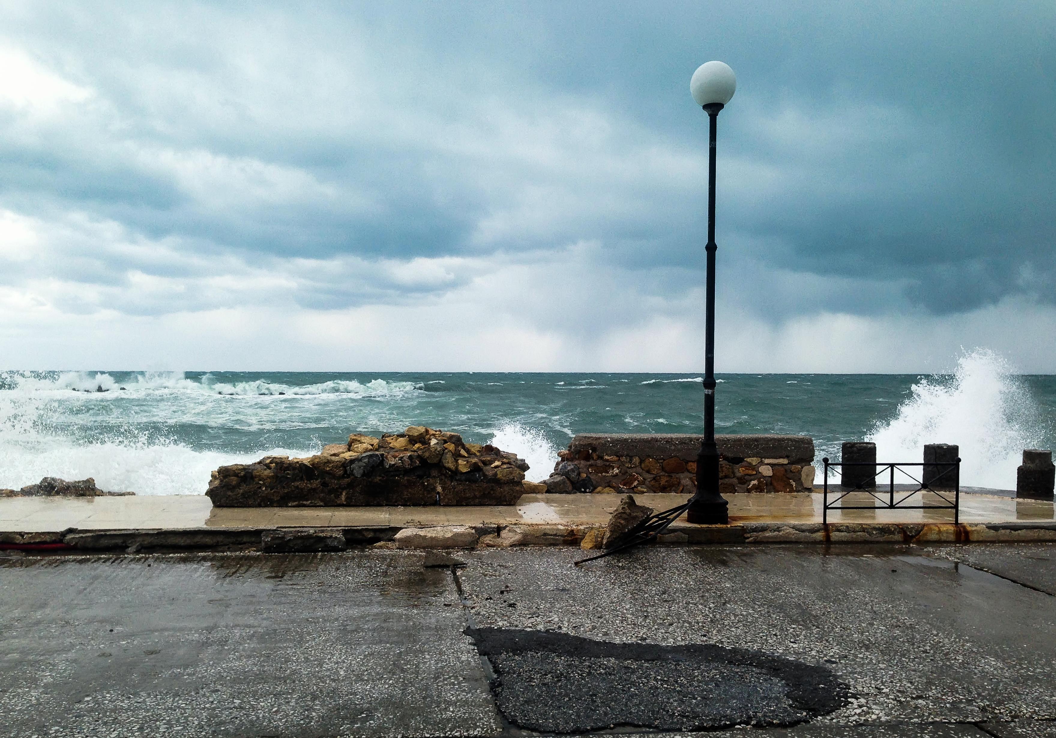 Καράβι βγήκε στη στεριά λόγω κακοκαιρίας στη Ρόδο [Εικόνες]