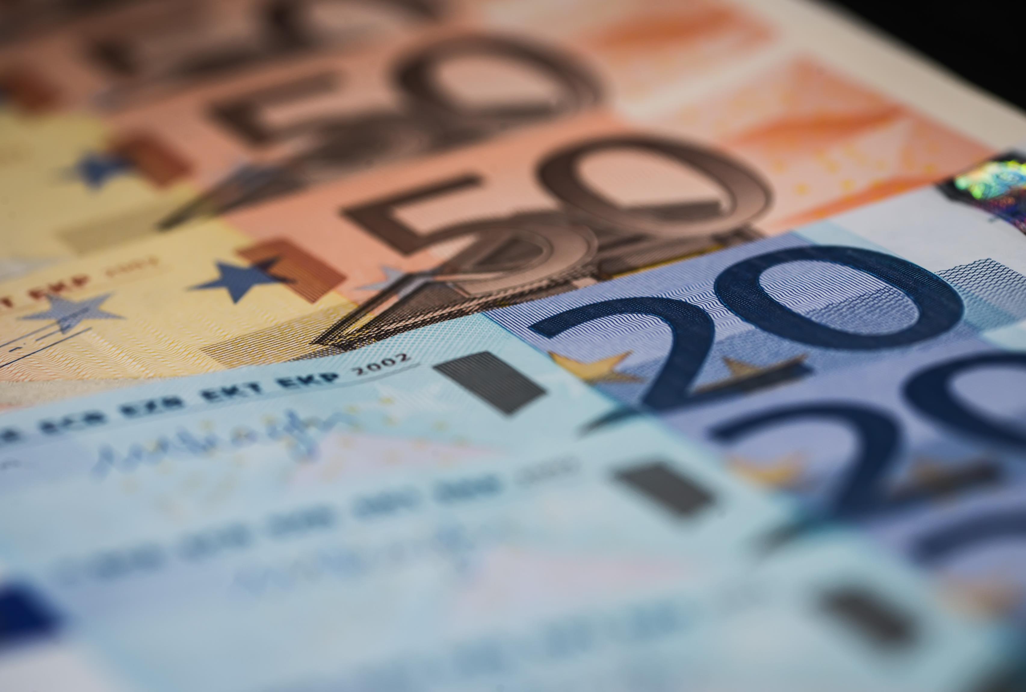 Βαθιά το χέρι στην τσέπη: Πάνω από 5 δισ. ευρώ κάθε μήνα σε φόρους