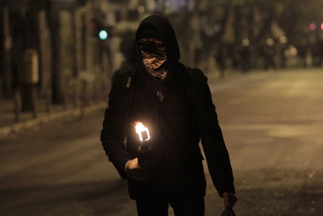 Επιθέσεις με βόμβες μολότοφ έξω από το Πολυτεχνείο