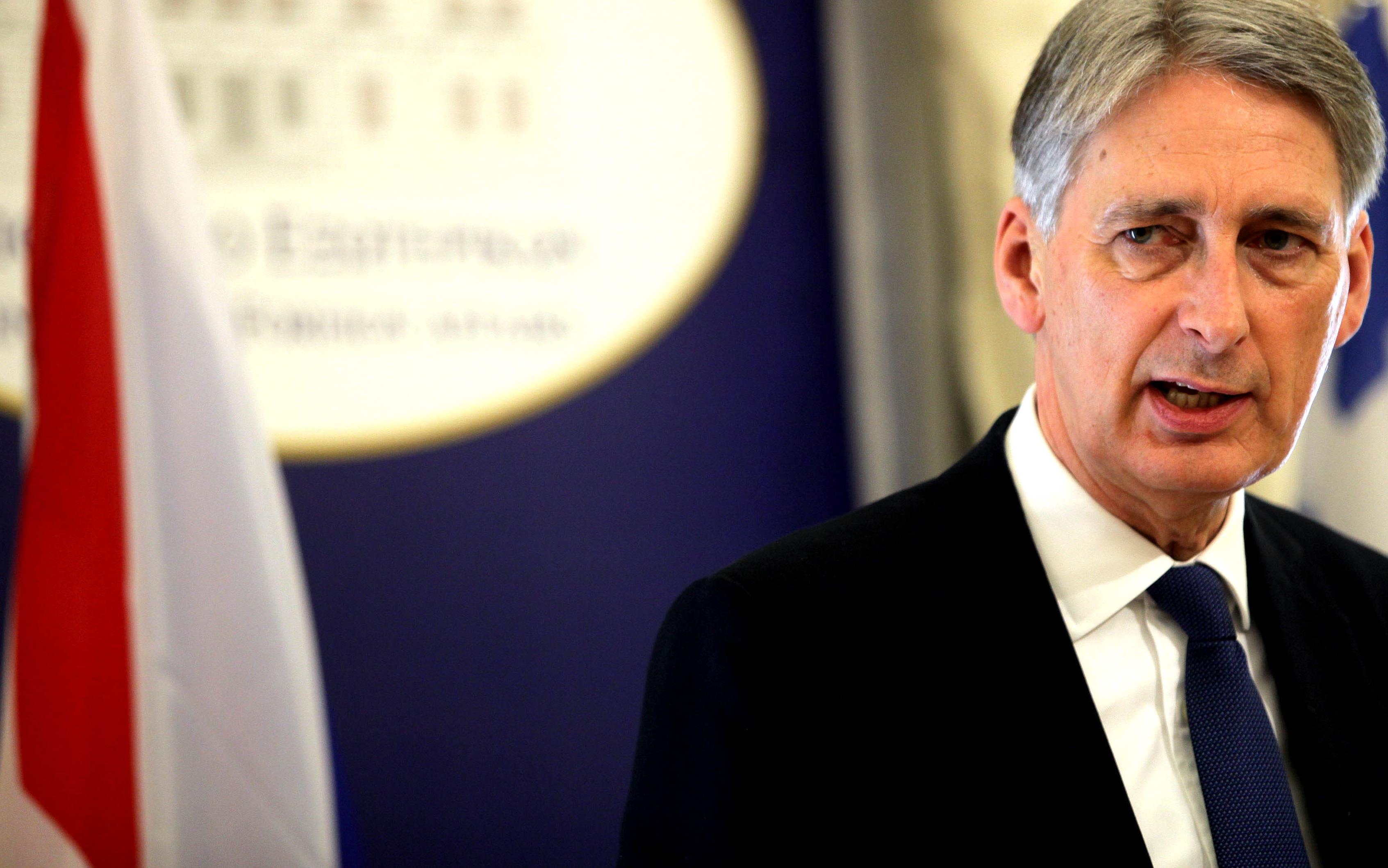 Τα μαζεύει ο βρετανός ΥΠΟΙΚ μετά τη δήλωσή του περί εχθρικής ΕΕ