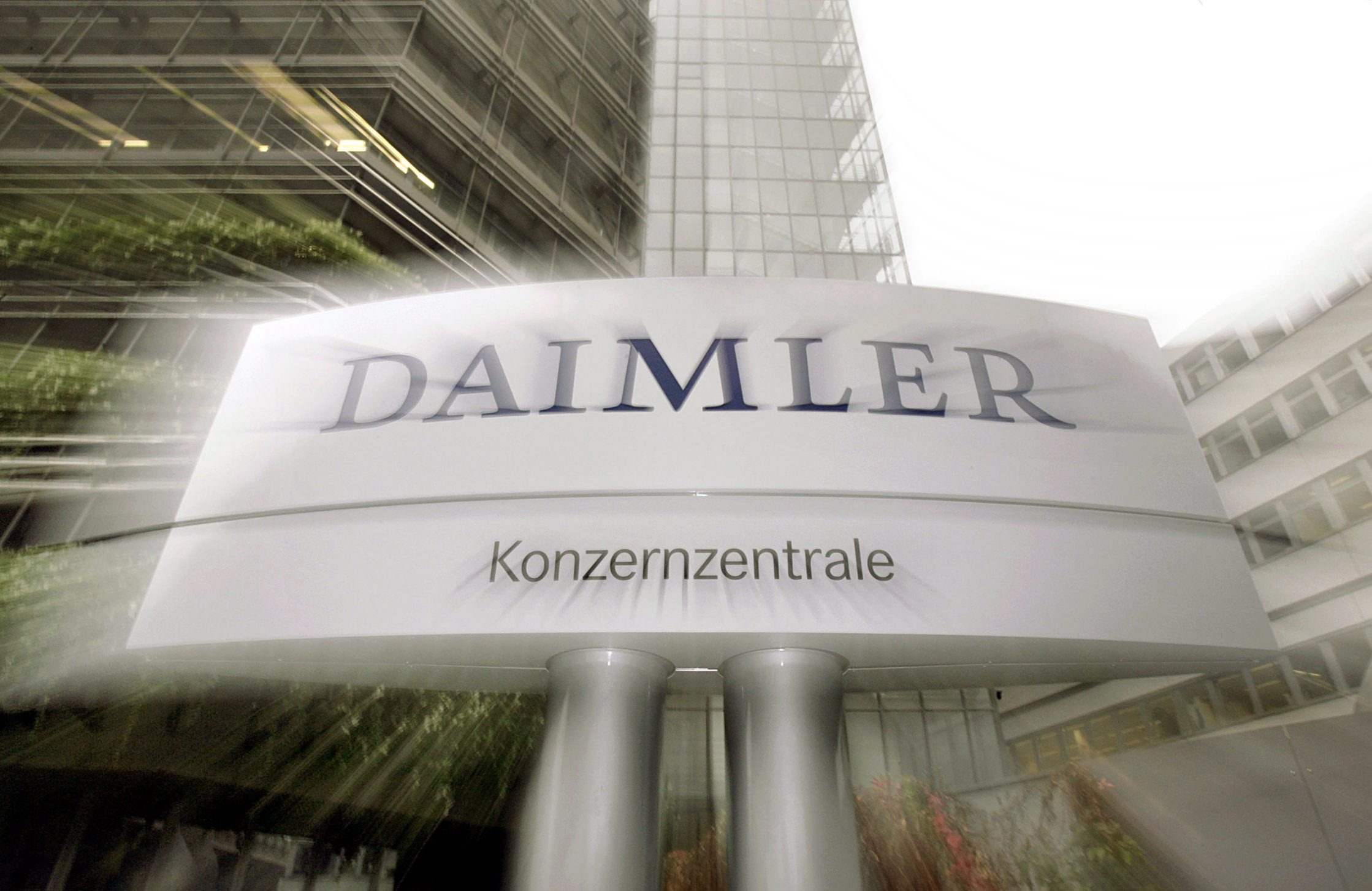 Νέες έρευνες στα γραφεία των αυτοκινητοβιομηχανιών Daimler και VW