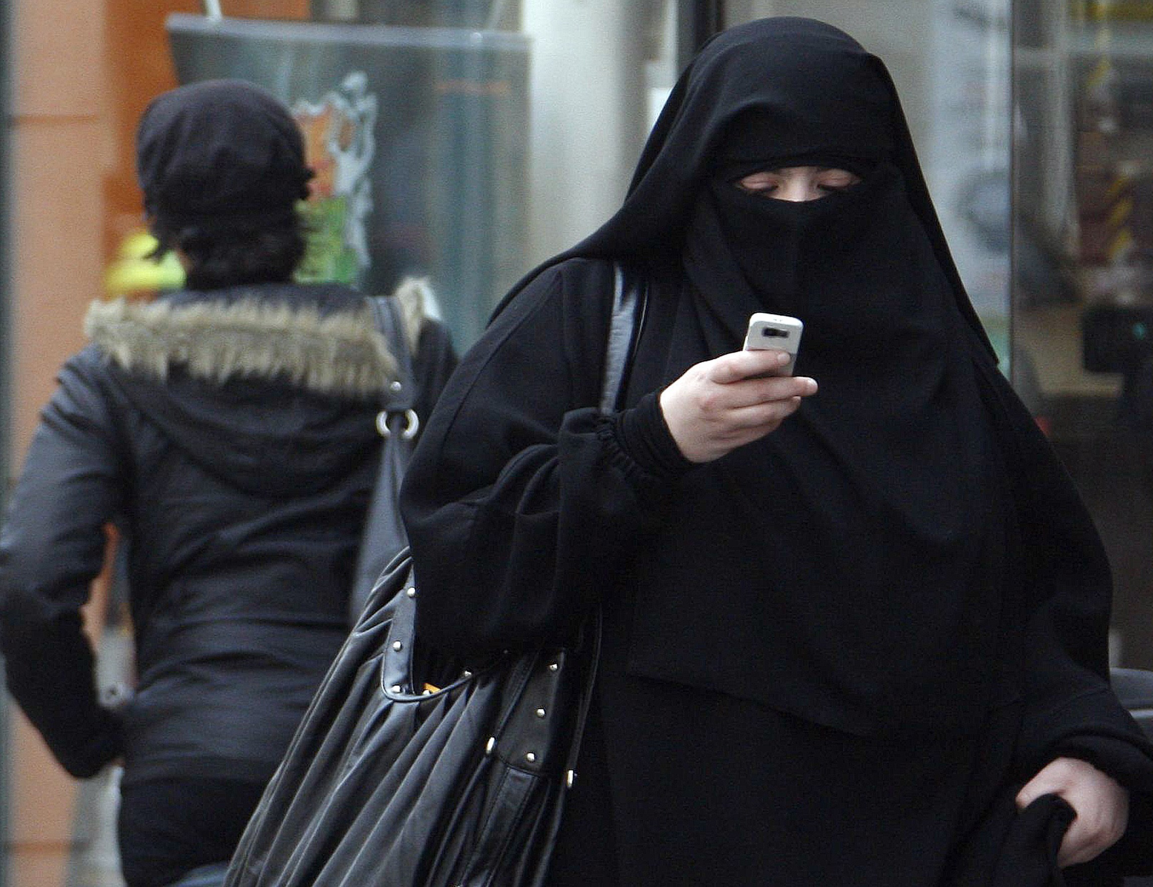 Προς επιβολή περιορισμών στις γυναίκες με μαντίλα οδεύει η Δανία